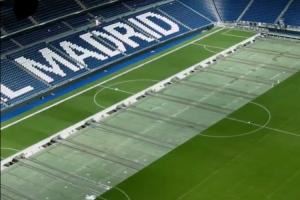 科技感满满！皇马官方晒伯纳乌“变身”视频：足球场秒变橄榄球场